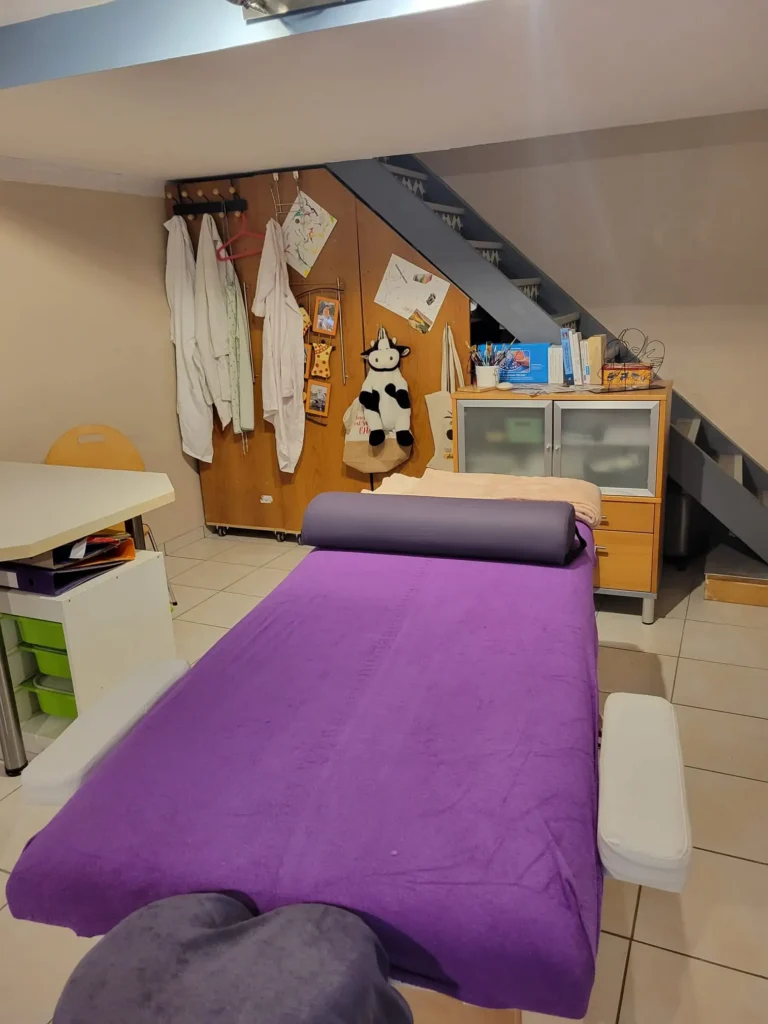 Salle de consultation avec table de soin pour le LaHoChi