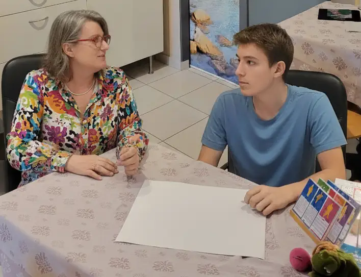 Dans mon cabinet l'accompagnement d'un jeune autour du bureau